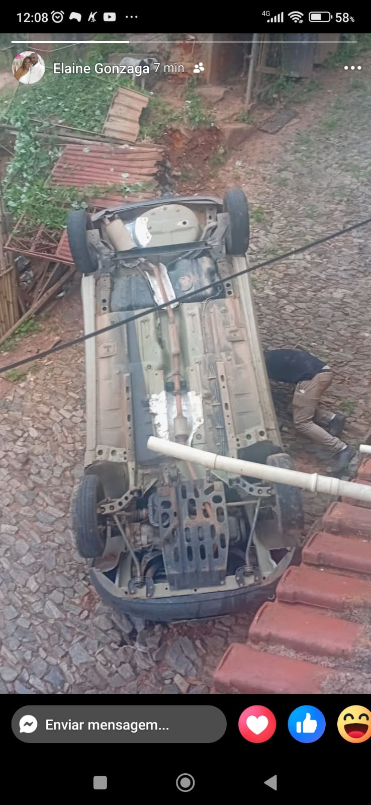 Motorista perde controle e capota carro no morro do café em Viçosa