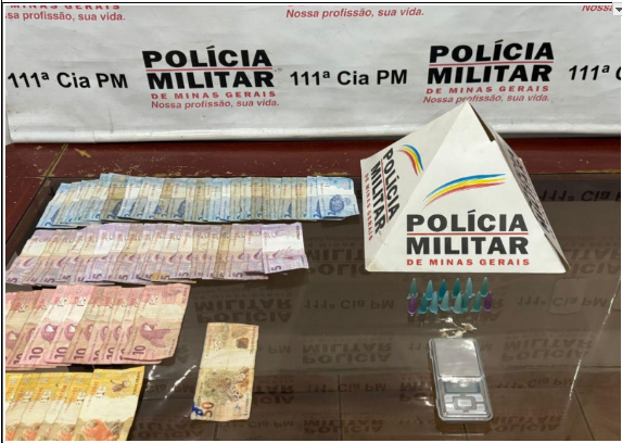 Polícia Militar apreende menor e prende dois homens por tráfico de drogas em Visconde do Rio Branco