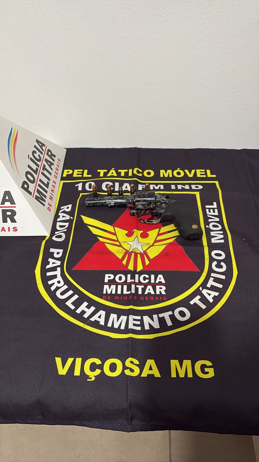 PM apreende suspeitos com arma, drogas e recupera moto roubada em Viçosa