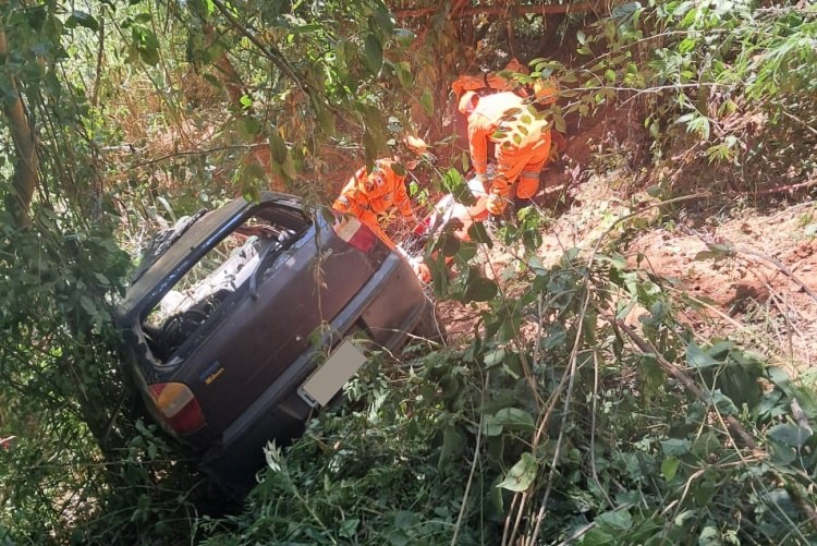 Mulher sobrevive após carro cair de grande ribanceira, em Muriaé