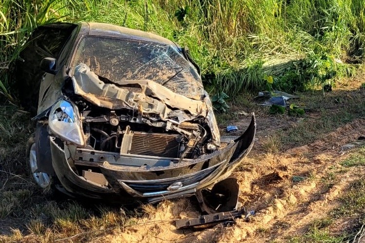 Veículo capota no sentido Laranjal x Muriaé