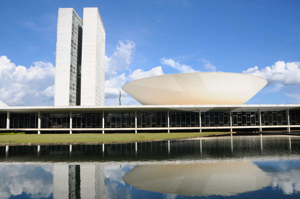 Câmara dos Deputados aprova pena para quem divulgar imagens de nudez geradas por IA