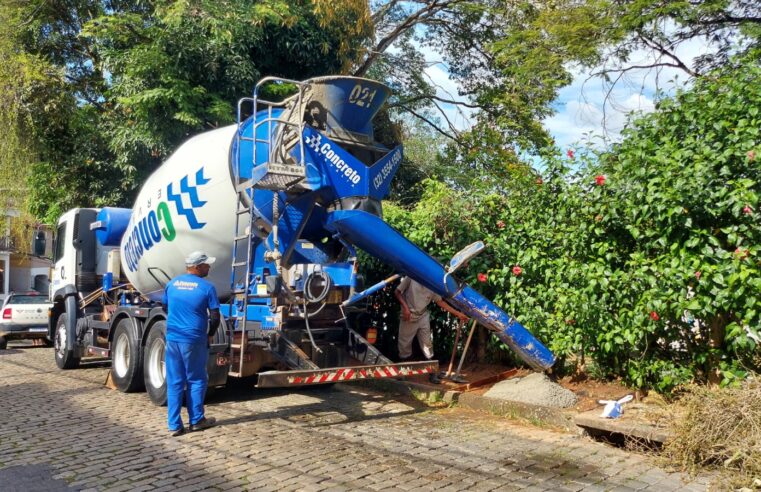 Prefeitura de Viçosa realiza concretagem e construção de calçada em pontos estratégicos da cidade