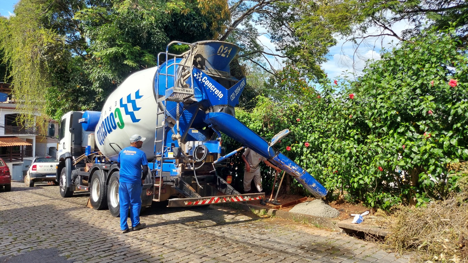 Prefeitura de Viçosa realiza concretagem e construção de calçada em pontos estratégicos da cidade