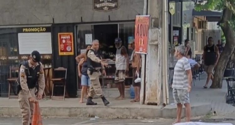 Homem é morto a tiros em rua movimentada em Ubá