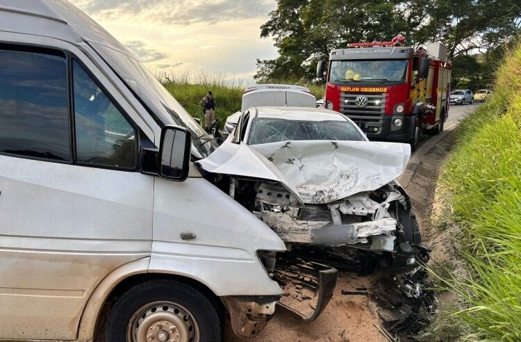Acidente entre van e carro deixa uma pessoa ferida na BR-356