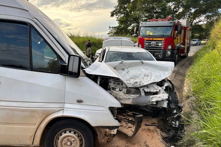 Acidente entre van e carro deixa uma pessoa ferida na BR-356