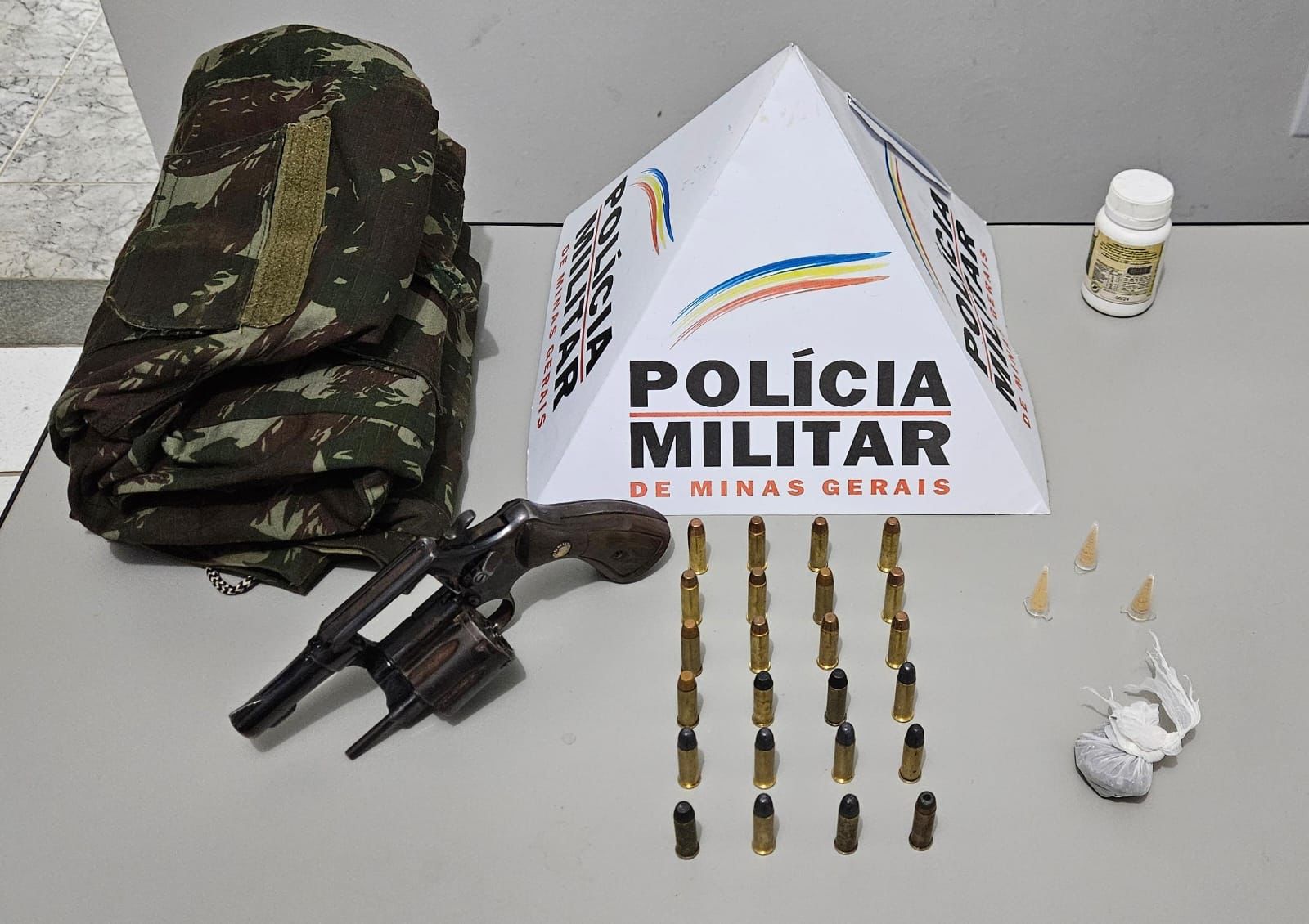 PM apreende arma, drogas e munições em endereço ligado ao crime organizado em Ubá