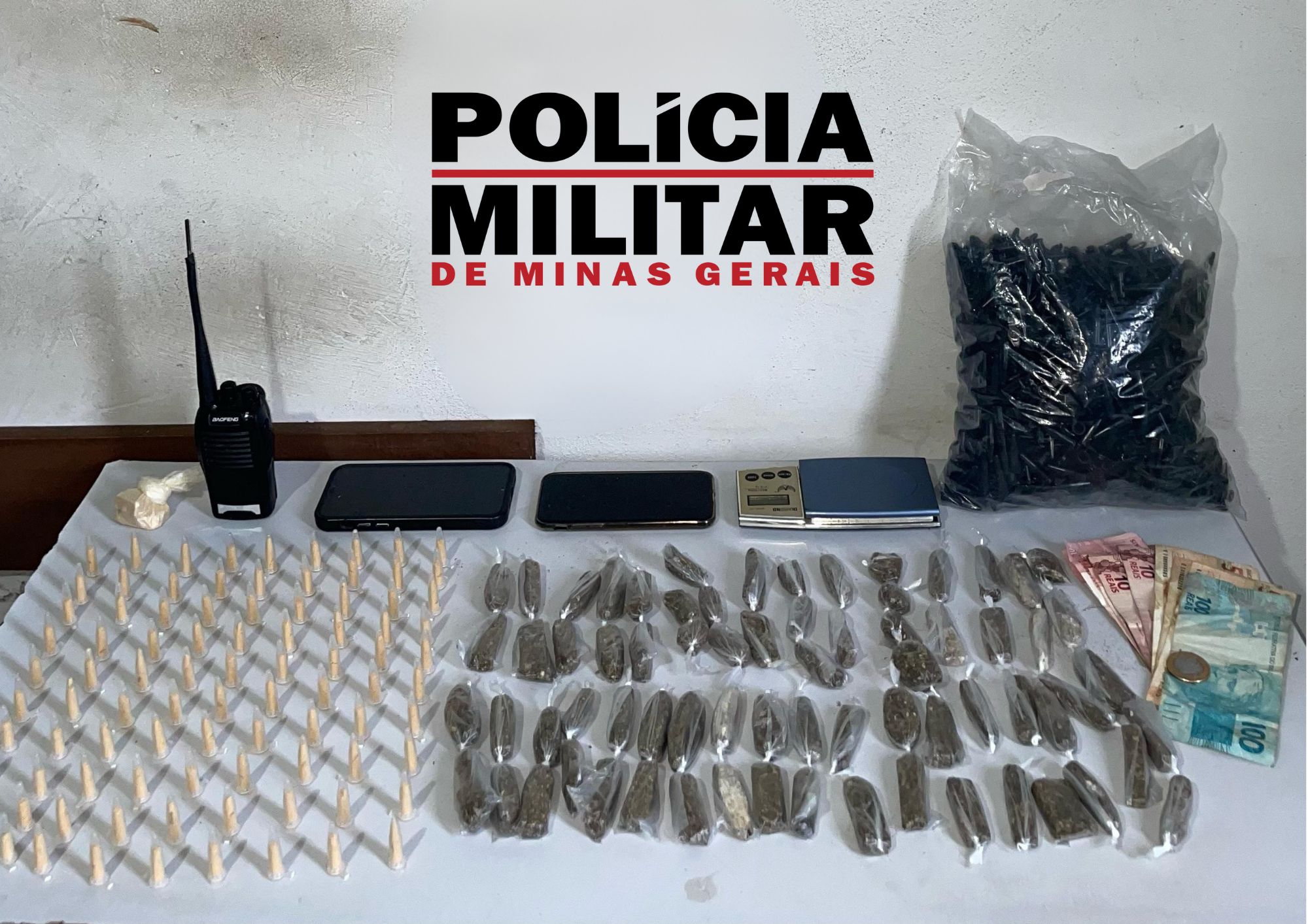 PM prende 3 suspeitos e apreende menor por tráfico de drogas em Ubá