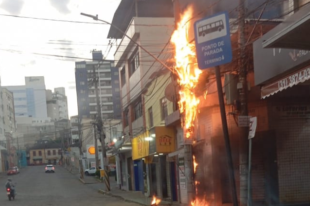 Fiação de poste na Mario Del Giudice pega fogo e gera transtornos, em Viçosa