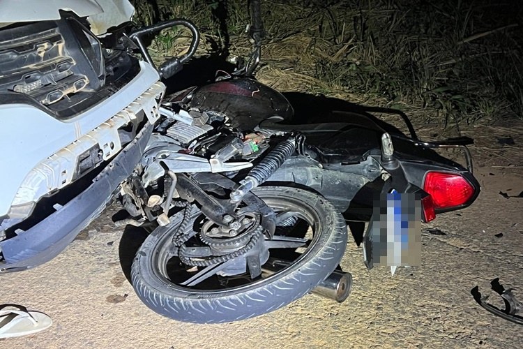 Jovem morre em colisão com viatura da PM após perseguição, em Muriaé