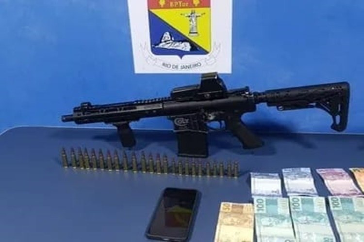 Mulher é presa tentando embarcar do Rio para Muriaé com fuzil e munições