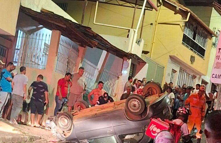 Vitima de capotamento é socorrida na rua Nossa Sra Aparecida, em Viçosa