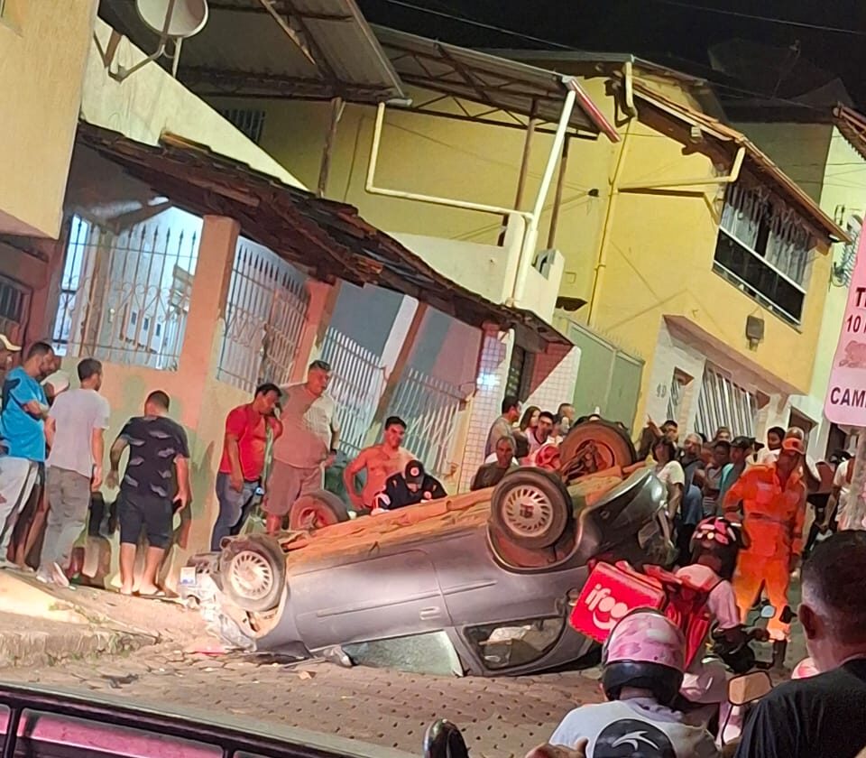 Vitima de capotamento é socorrida na rua Nossa Sra Aparecida, em Viçosa