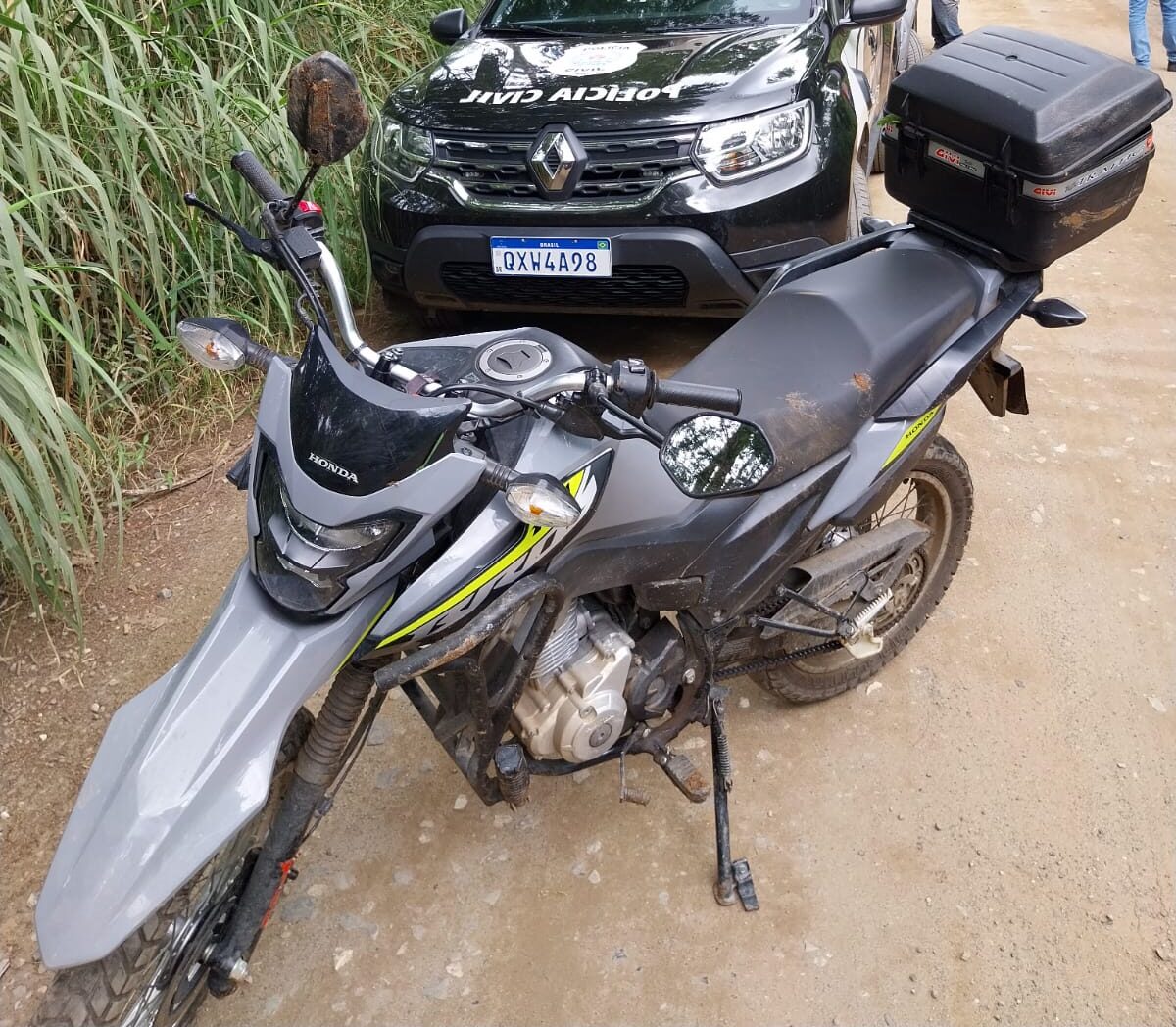 Polícia Civil recupera motocicleta roubada, no Bairro Santo Antônio