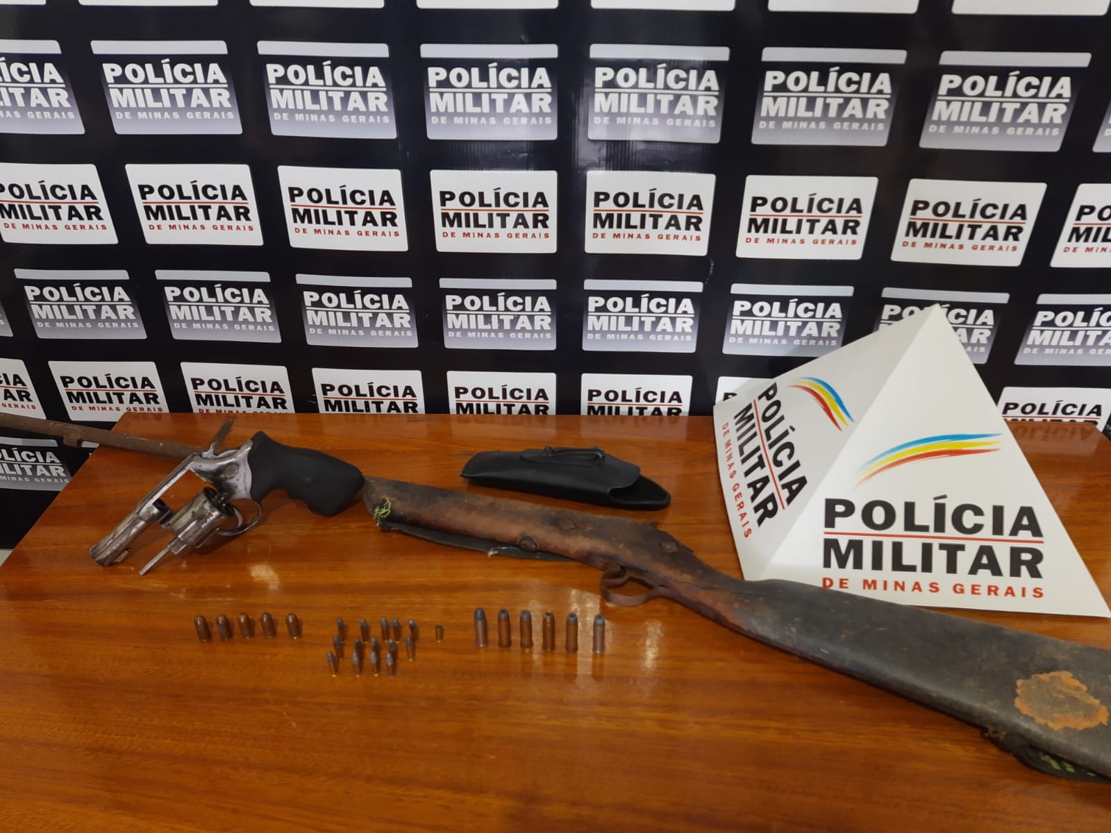 Região: PM prende homem e apreende armas e munições