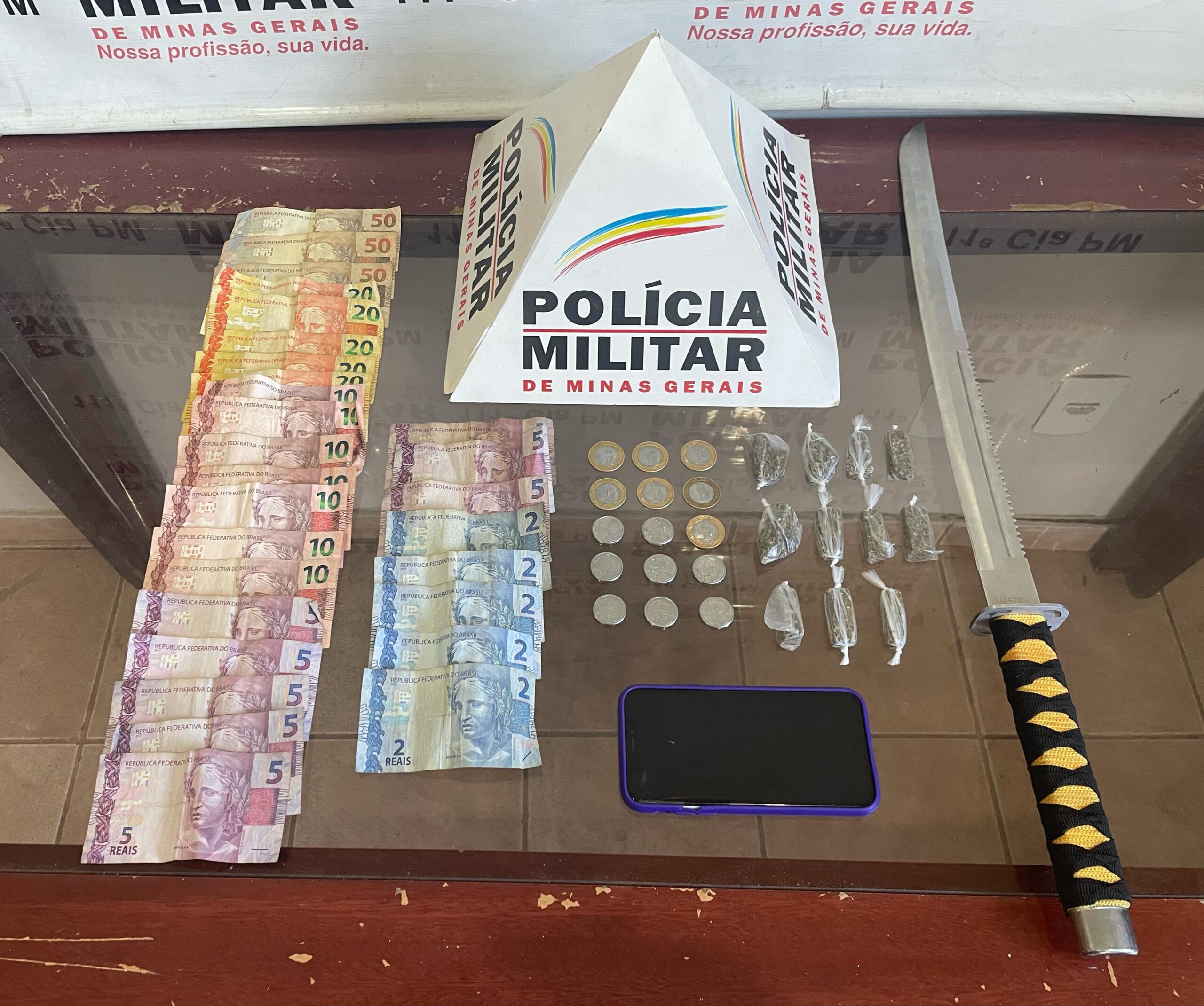 PM apreende adolescentes e drogas no bairro Mutirão, em Visconde do Rio Branco