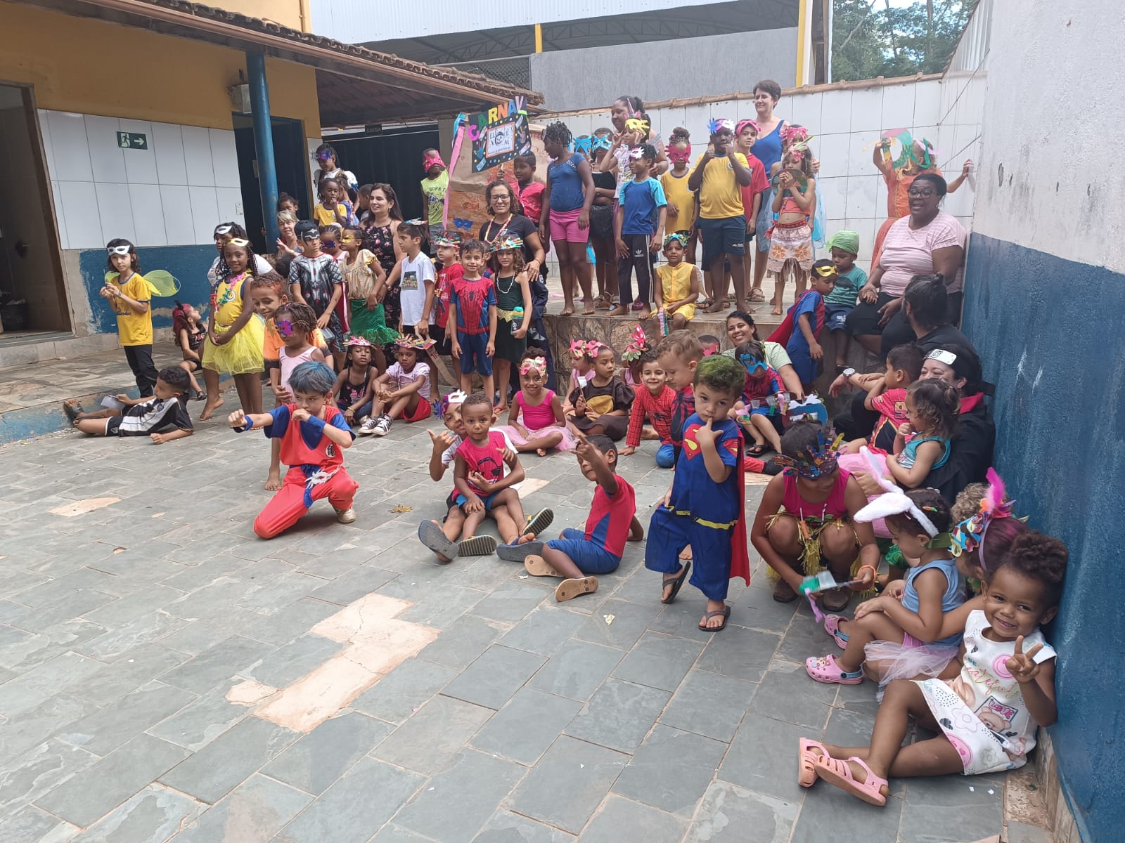 Carnaval nas escolas municipais de Viçosa: Alegria e união na educação