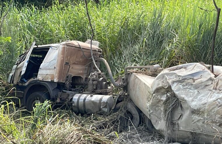 Caminhão capota e motorista é socorrido em Viçosa