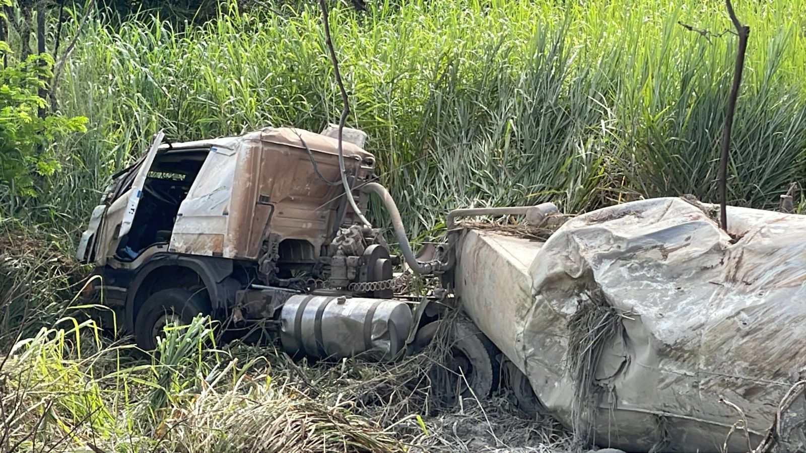 Caminhão capota e motorista é socorrido em Viçosa