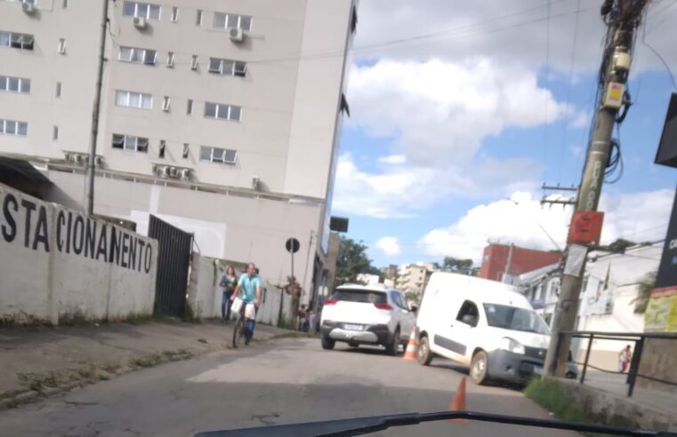 Veículo do SAAE bate em Poste em Viçosa