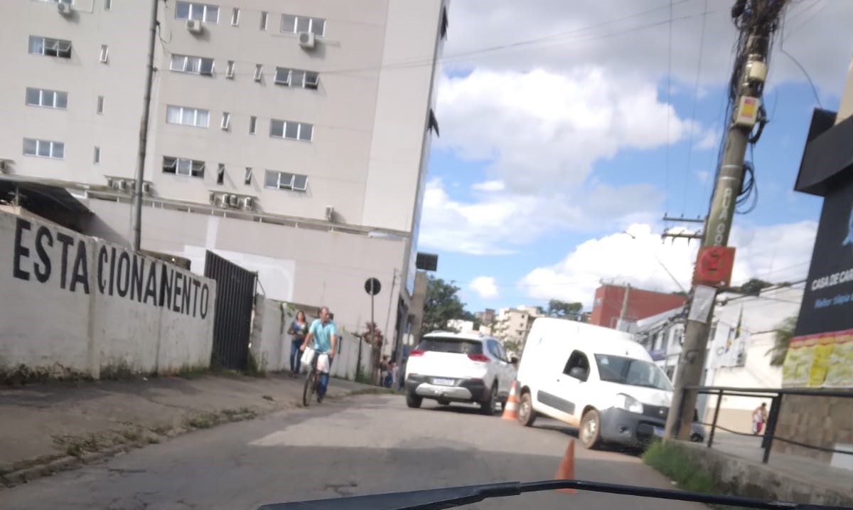 Veículo do SAAE bate em Poste em Viçosa