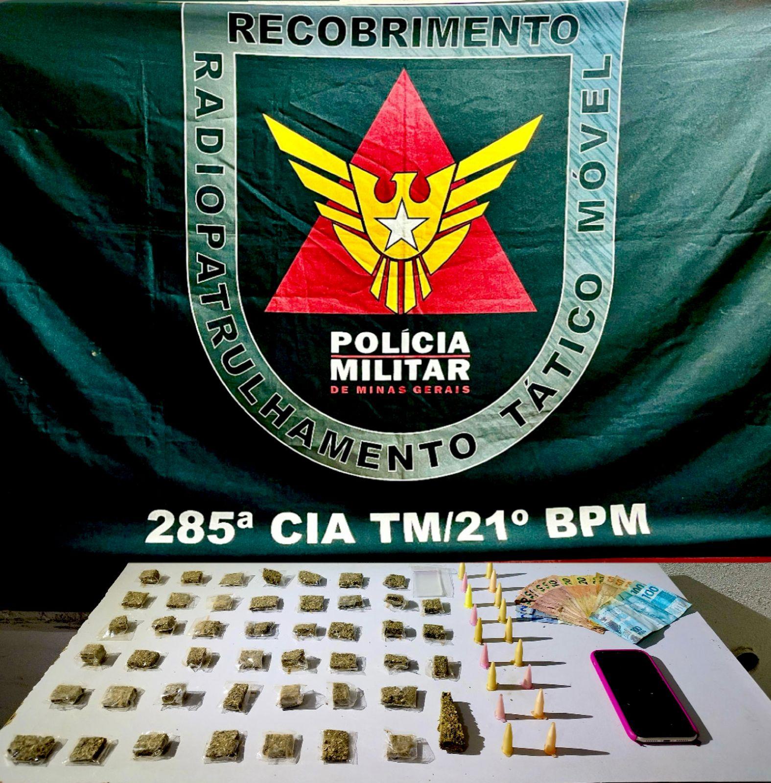 PM prende suspeito por tráfico de drogas, em Ubá