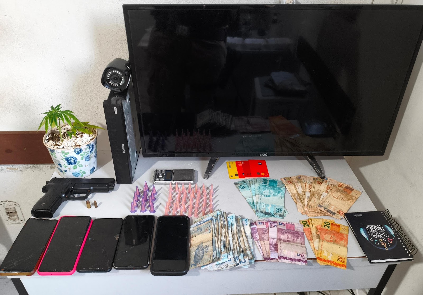 PM prende dois suspeitos e apreende drogas e munições, em Ubá