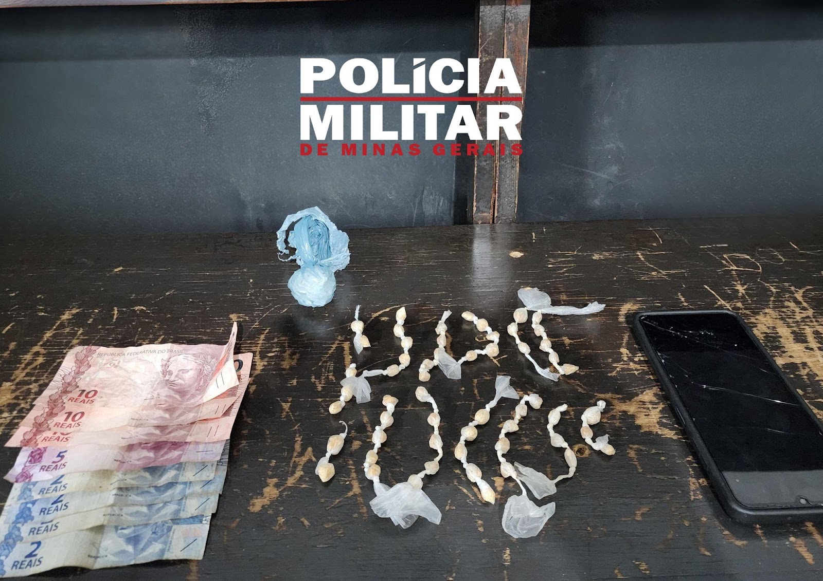 PM faz apreensão de drogas e prende suspeito por tráfico, em Ubá