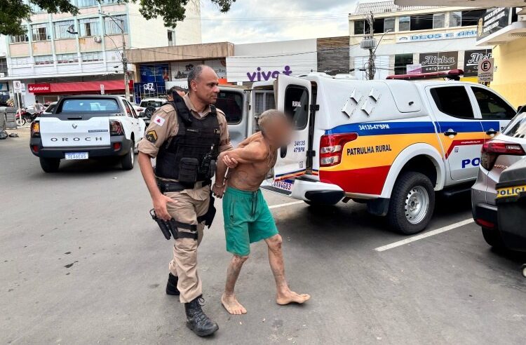 Homem é perseguido e preso por tráfico de drogas, em Muriaé
