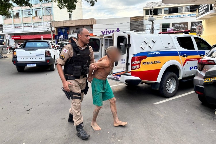 Homem é perseguido e preso por tráfico de drogas, em Muriaé