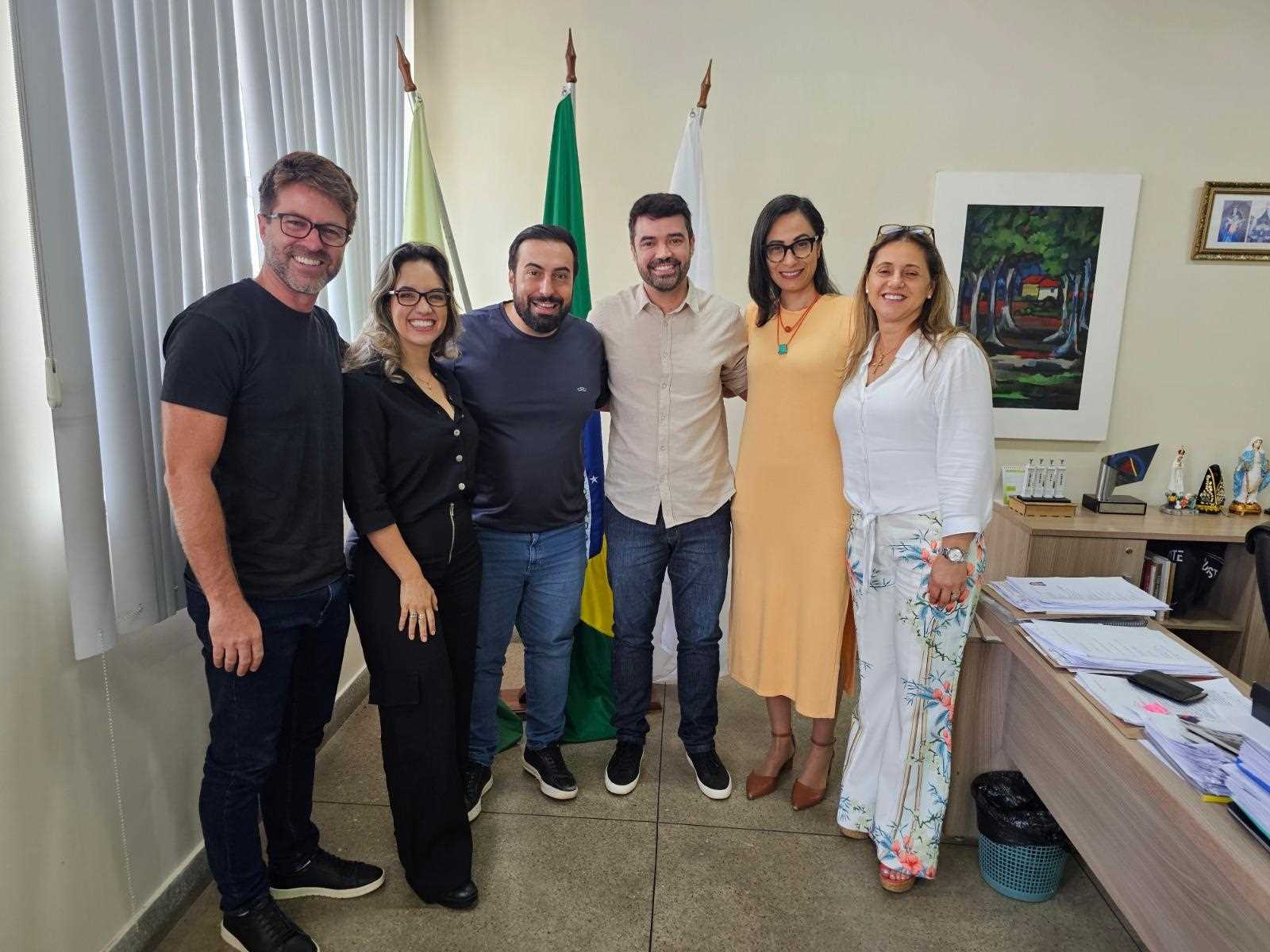 Prefeito recebe representantes de empresas do tecnoPARQ