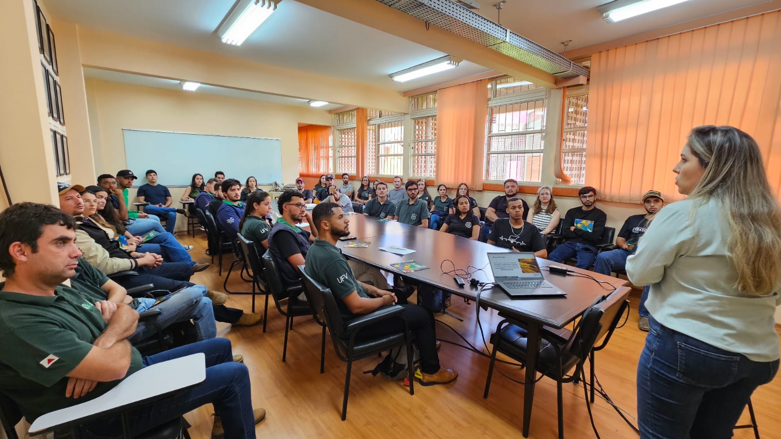 Sistema Faemg Senar se aproxima de estudantes em Viçosa e apresenta oportunidades no campo