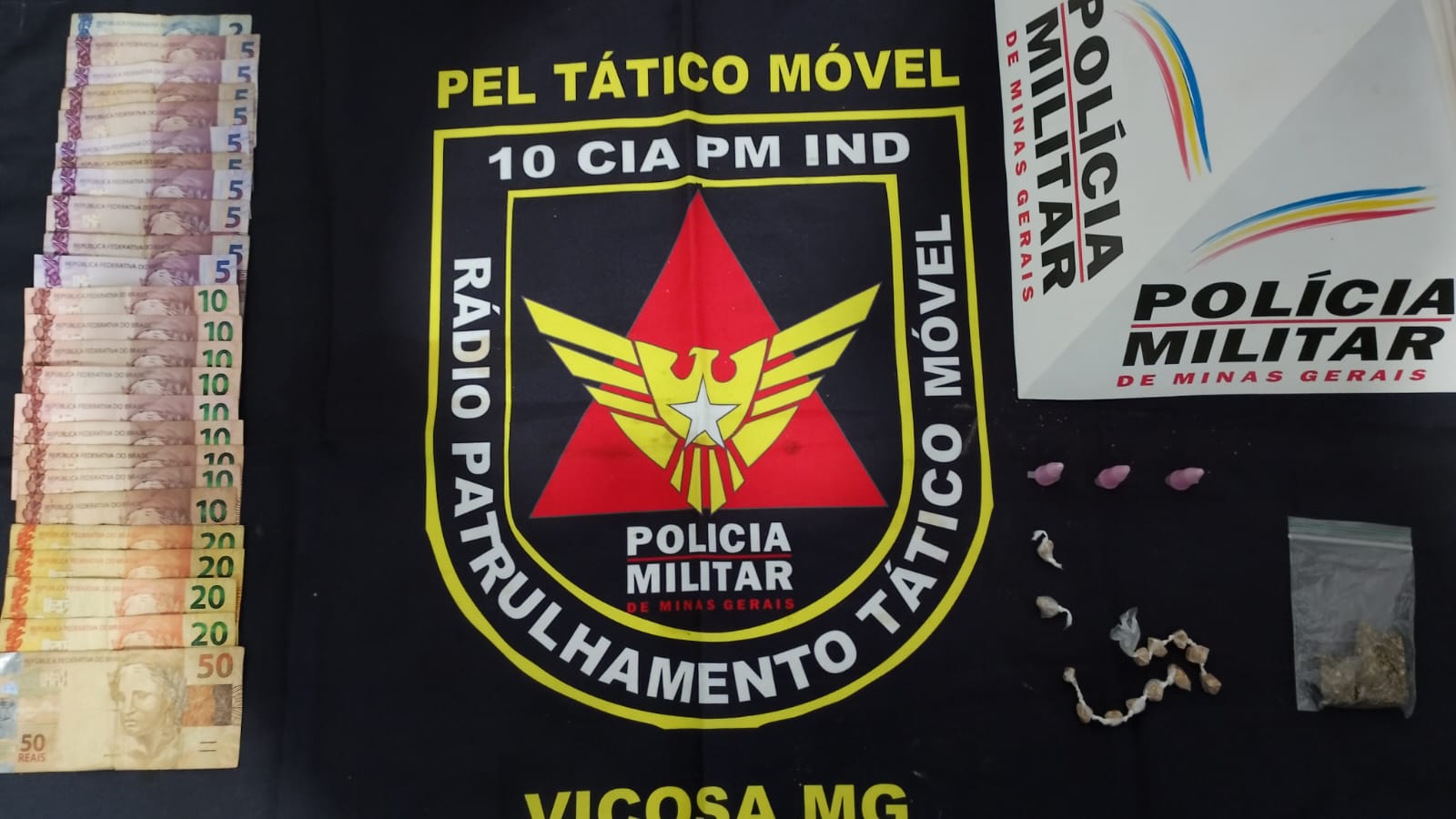 PM apreende materiais vinculados ao tráfico de drogas durante operação, em Viçosa