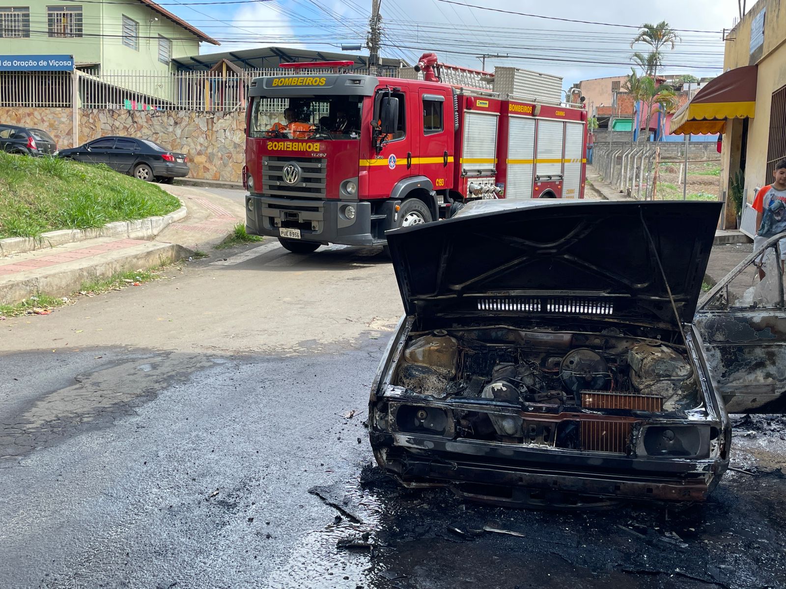 Carro pega fogo no bairro Nova Viçosa