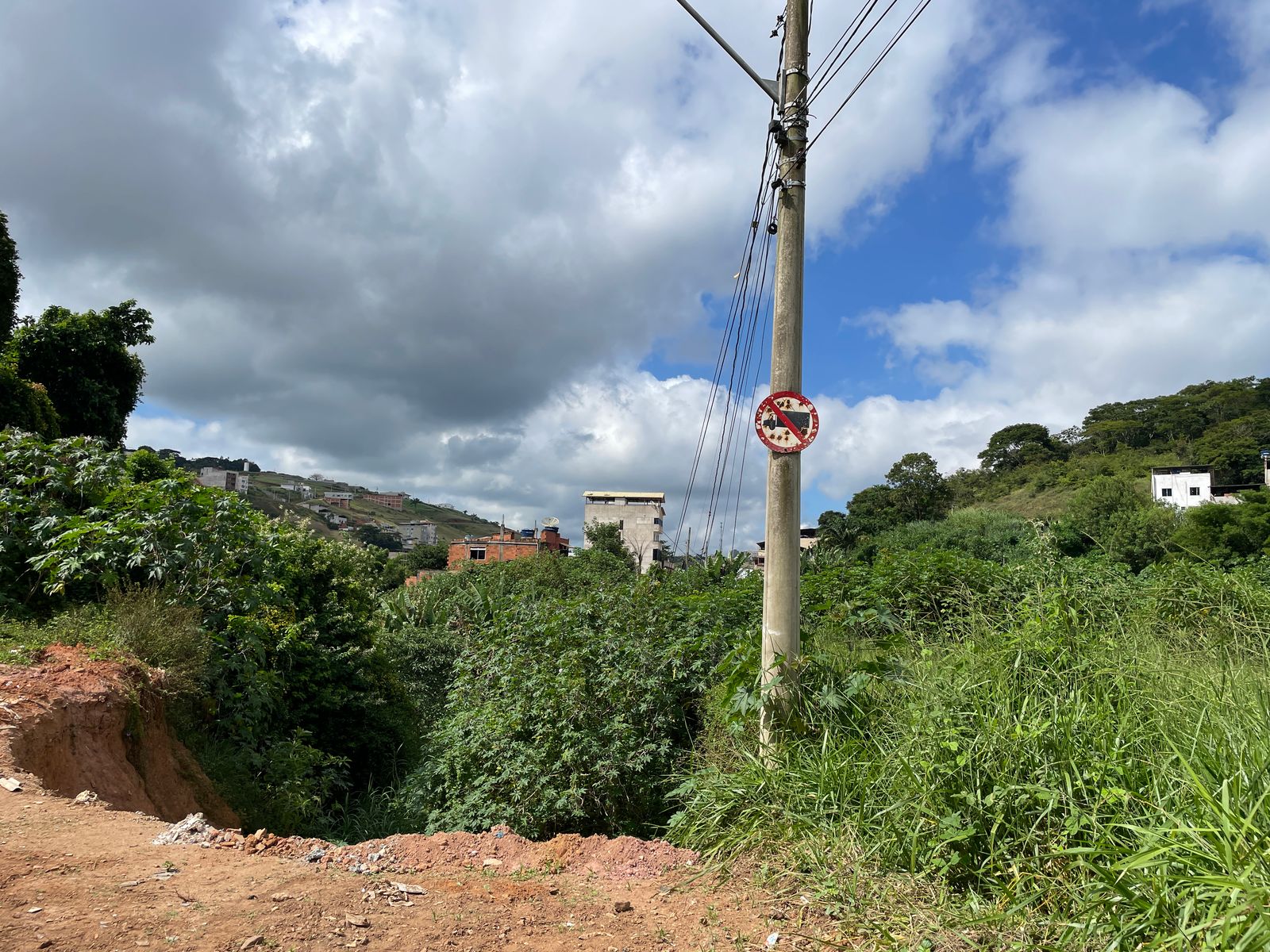 Viçosa: Moradores do Laranjal alertam para risco de queda de poste da Cemig