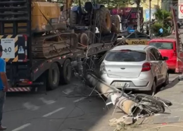 Carreta derruba poste e causa transtornos no centro de Viçosa