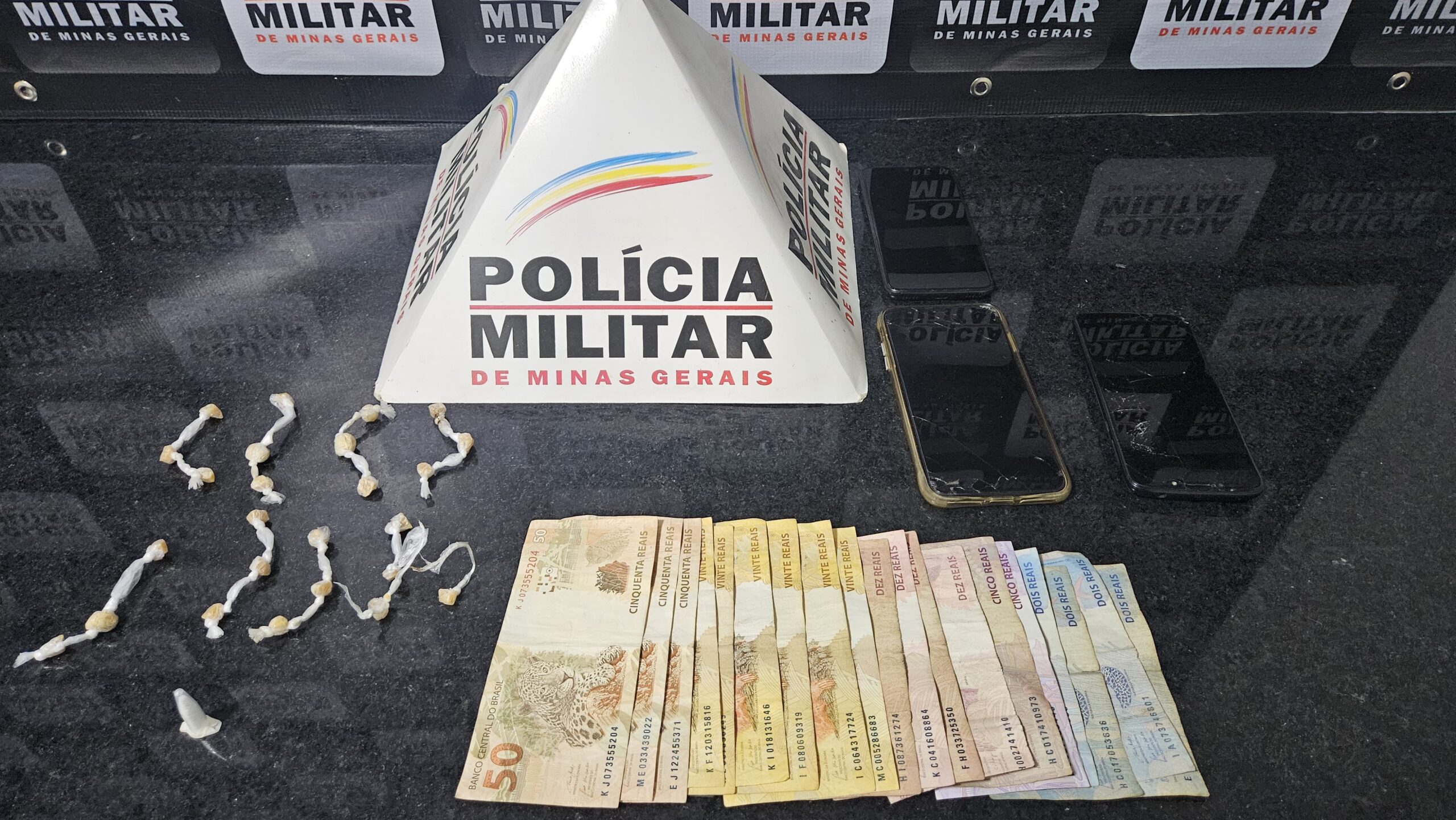 Ponte Nova: PM prende três por tráfico de drogas no bairro Triângulo
