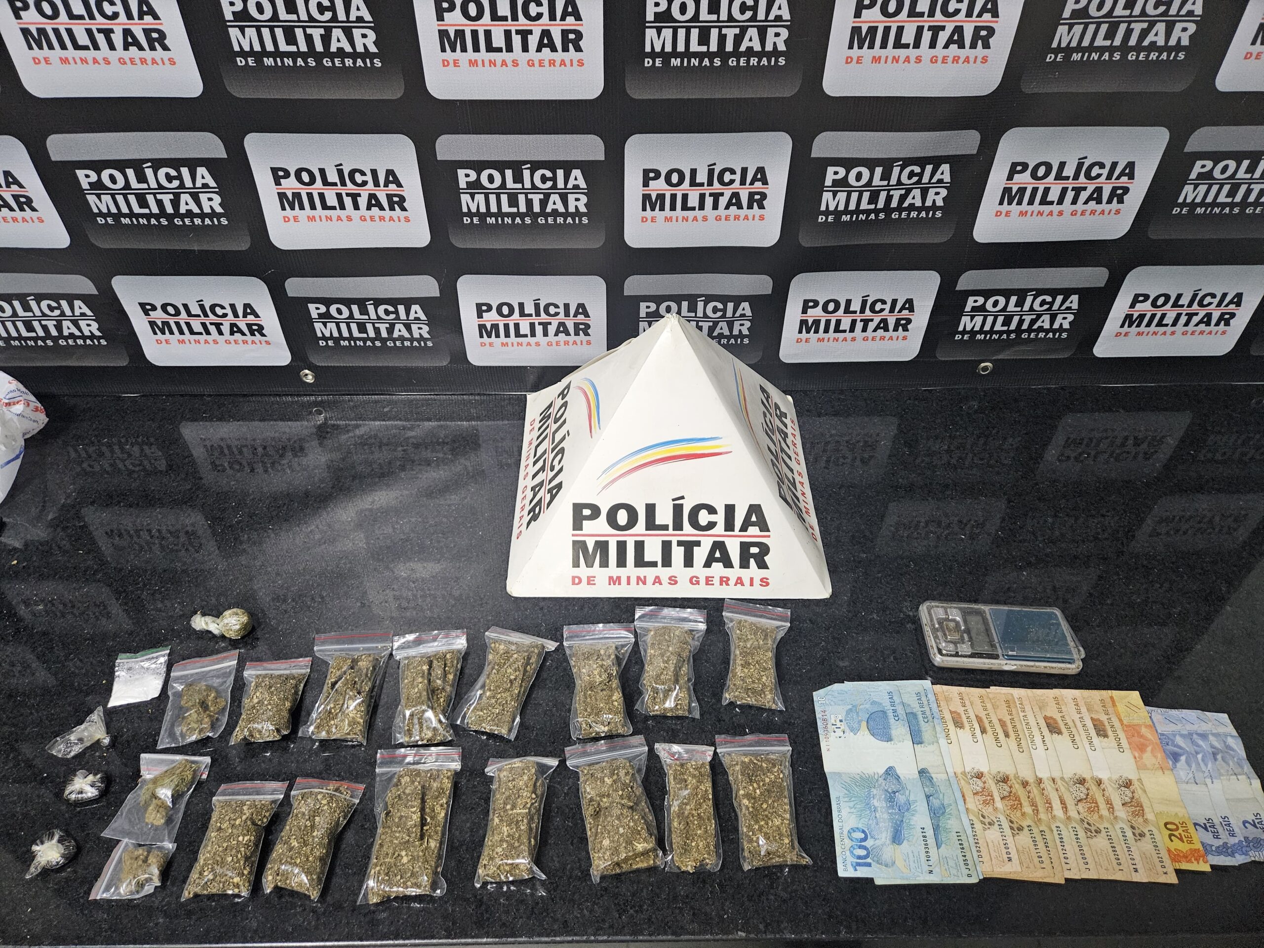 Ponte Nova: PM prende jovem por tráfico de drogas e apreende entorpecentes