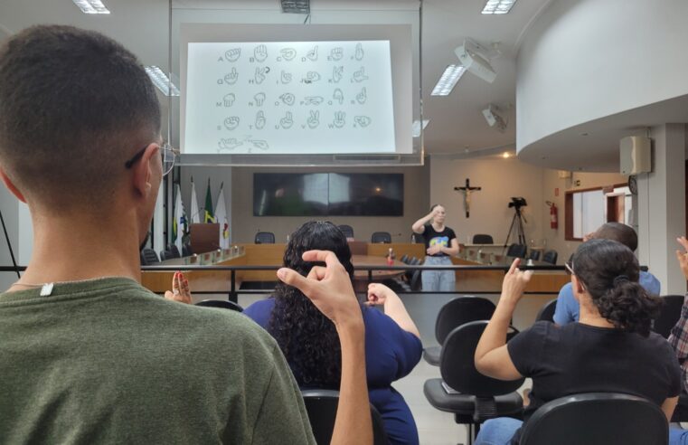Câmara de Viçosa investe em inclusão com curso de libras para servidores