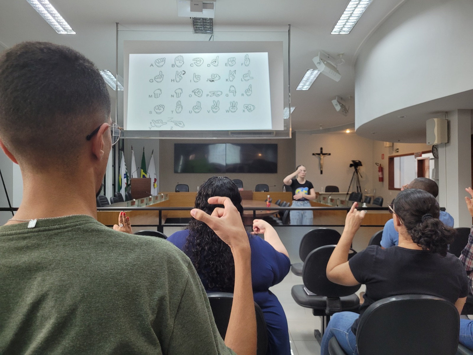 Câmara de Viçosa investe em inclusão com curso de libras para servidores