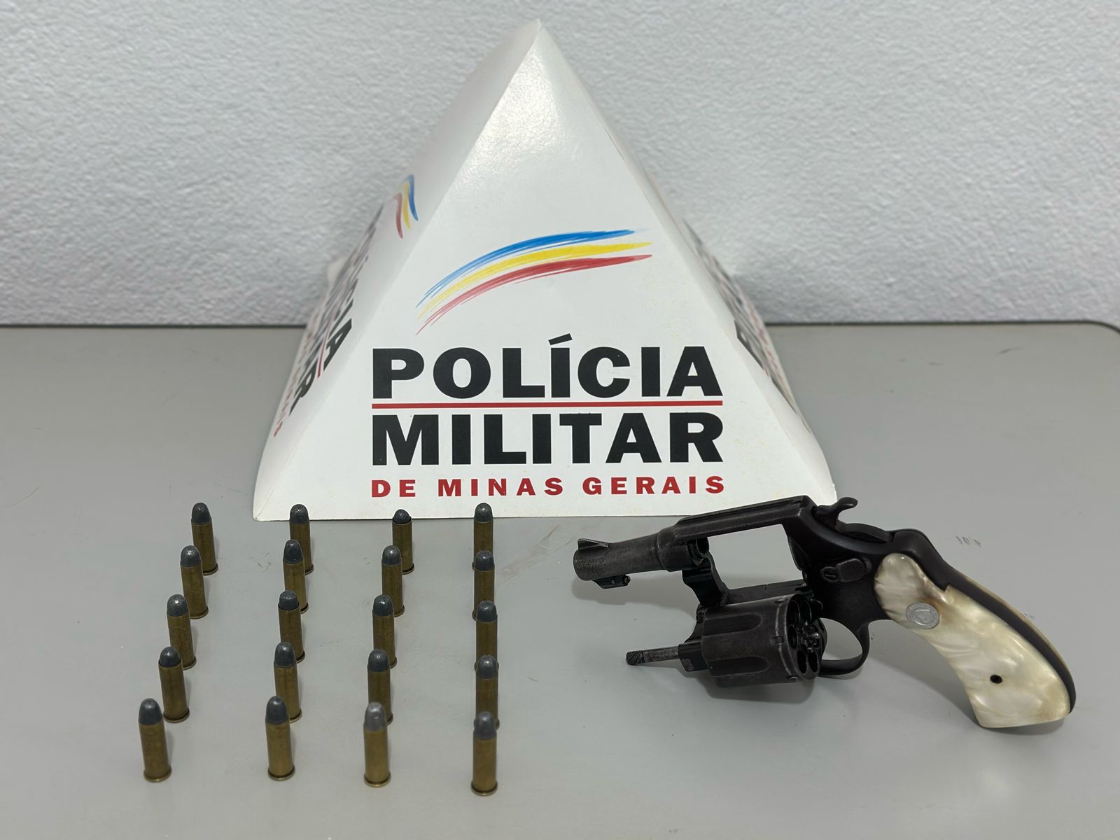 AMPARO DO SERRA: PM prende homem por posse ilegal de arma de fogo
