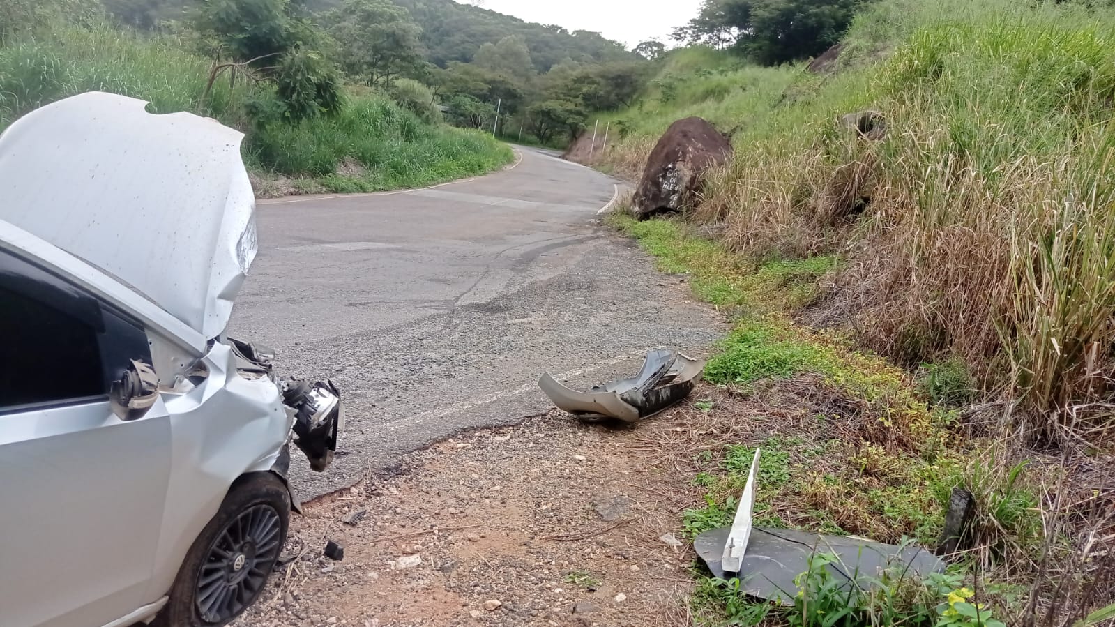 Morador de Ubá sofre acidente na Serra de Guiricema por falta de sinalização