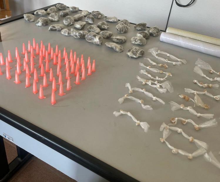 Um indivíduo é preso e um menor apreendido por tráfico de drogas, em Araponga