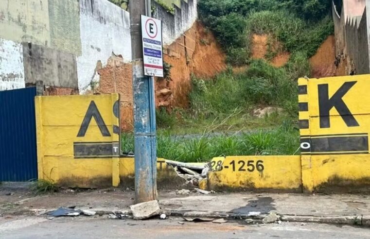 Motociclista morre após colidir com carro estacionado, em Muriaé