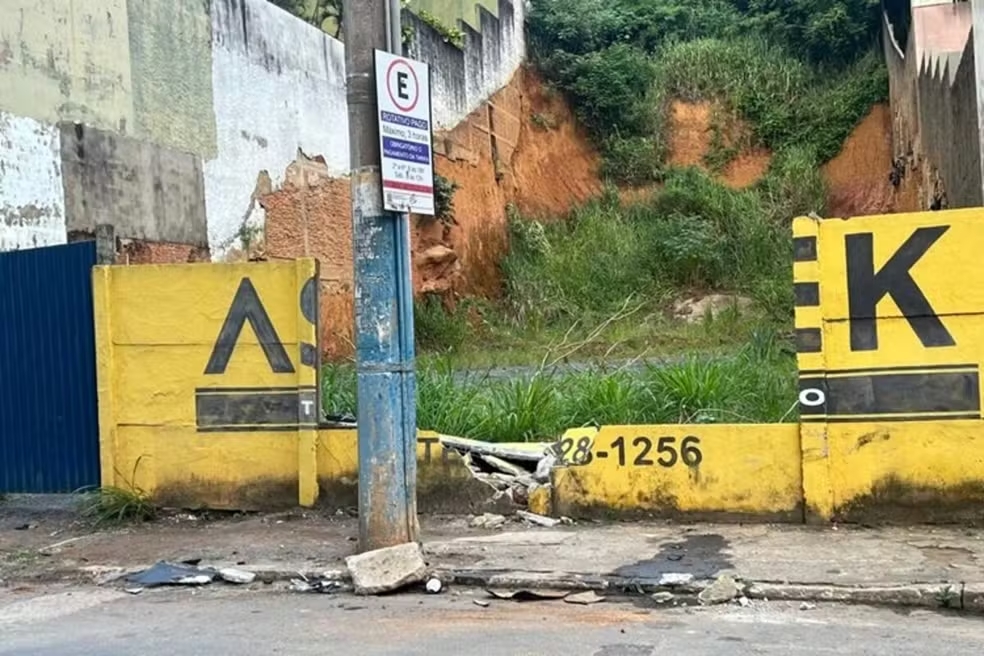 Motociclista morre após colidir com carro estacionado, em Muriaé