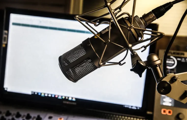 Rádio se destaca como meio de comunicação mais confiável no Brasil