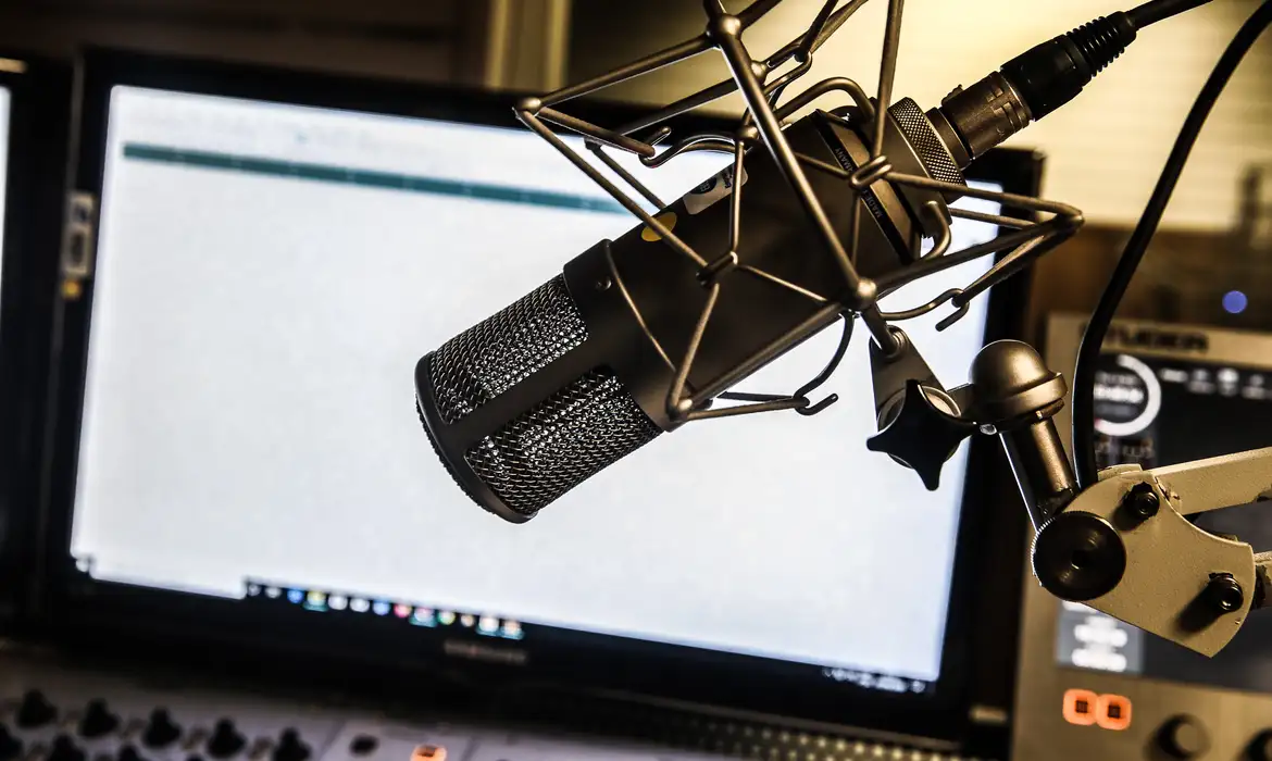 Rádio se destaca como meio de comunicação mais confiável no Brasil