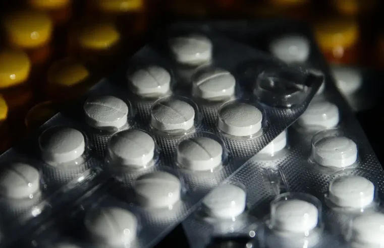 Juiz suspende norma que autoriza farmacêuticos a prescreverem remédios