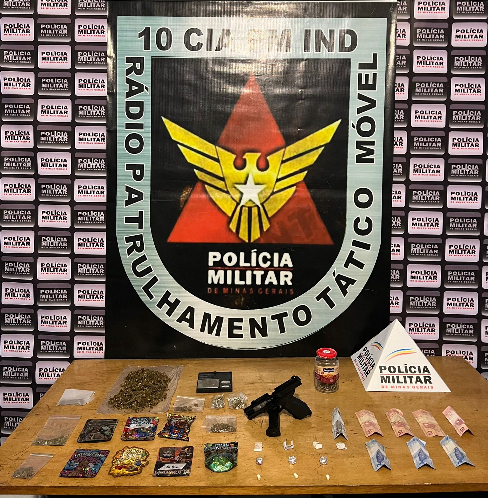 Homem é preso por tráfico de drogas e veículo furtado é recuperado, em Viçosa